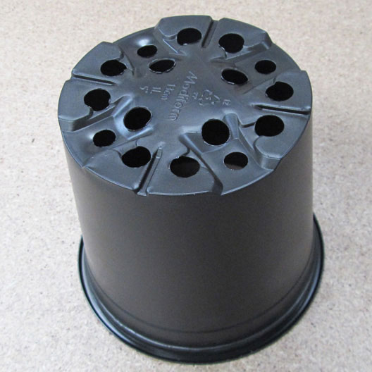 growing-pot-with-drainage-holes