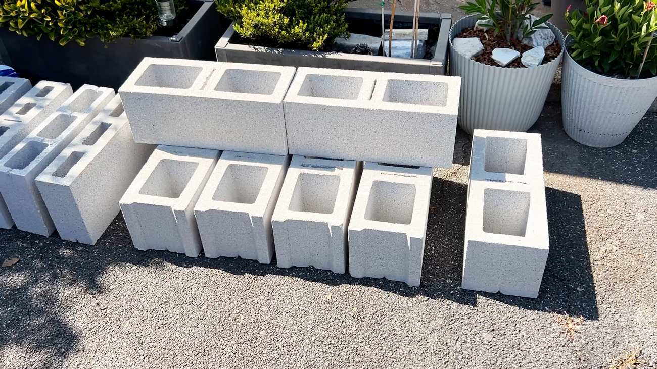 DIY garden shelf with cinder blocks